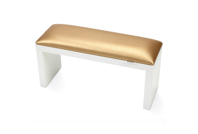 Подлокотник на белых ножках.