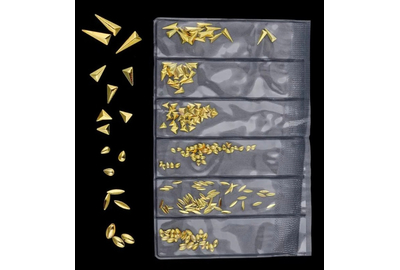 Набор металлических украшений для ногтей.