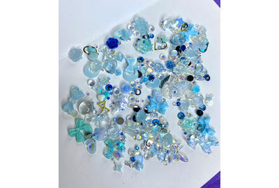 Набор украшений для ногтей.