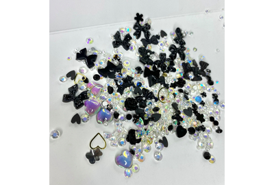 Набор украшений для ногтей.