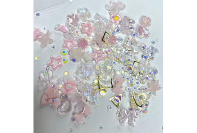 Набор украшений для ногтей.