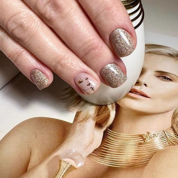 Гель-лак Komilfo DeLuxe Series №G025 бежевий з голографічними блискітками, 8 мл, Колір: Бежевий, Об`єм: 8 мл, зображення 4